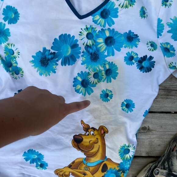RARE Warner Bros Scooby Doo Floral Nursing Scrubs Medium Stained - Picture 4 of 6